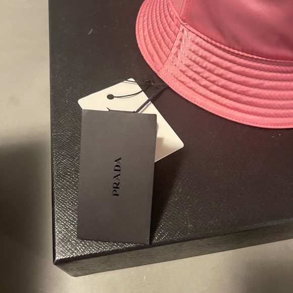 BRAND NEW BUCKET HAT.

NEVER WORN - Picture 7 of 9